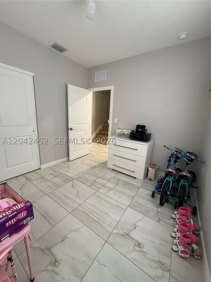 1034 Se 23rd Ter - Photo 4 of 21