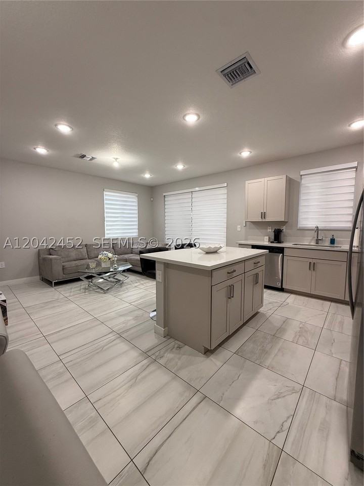 1034 Se 23rd Ter - Photo 7 of 21
