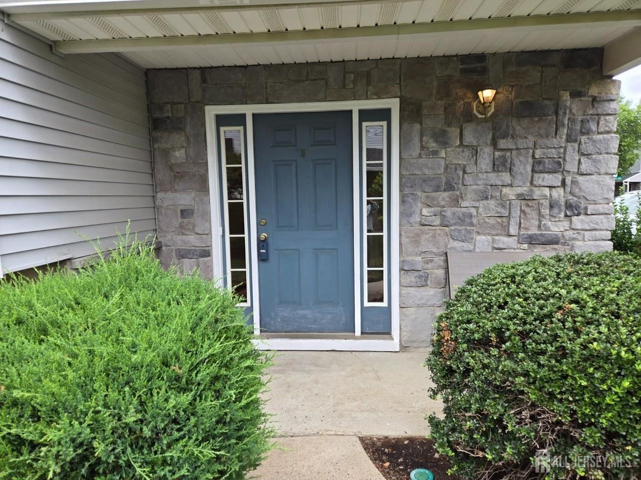 6 Chimney Ct - Photo 3 of 39