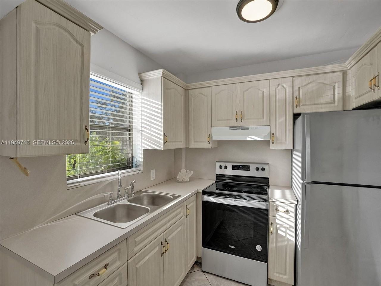 1100 Ne 9th Ave - Photo 2 of 8