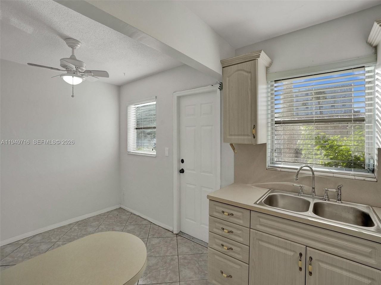 1100 Ne 9th Ave - Photo 3 of 8