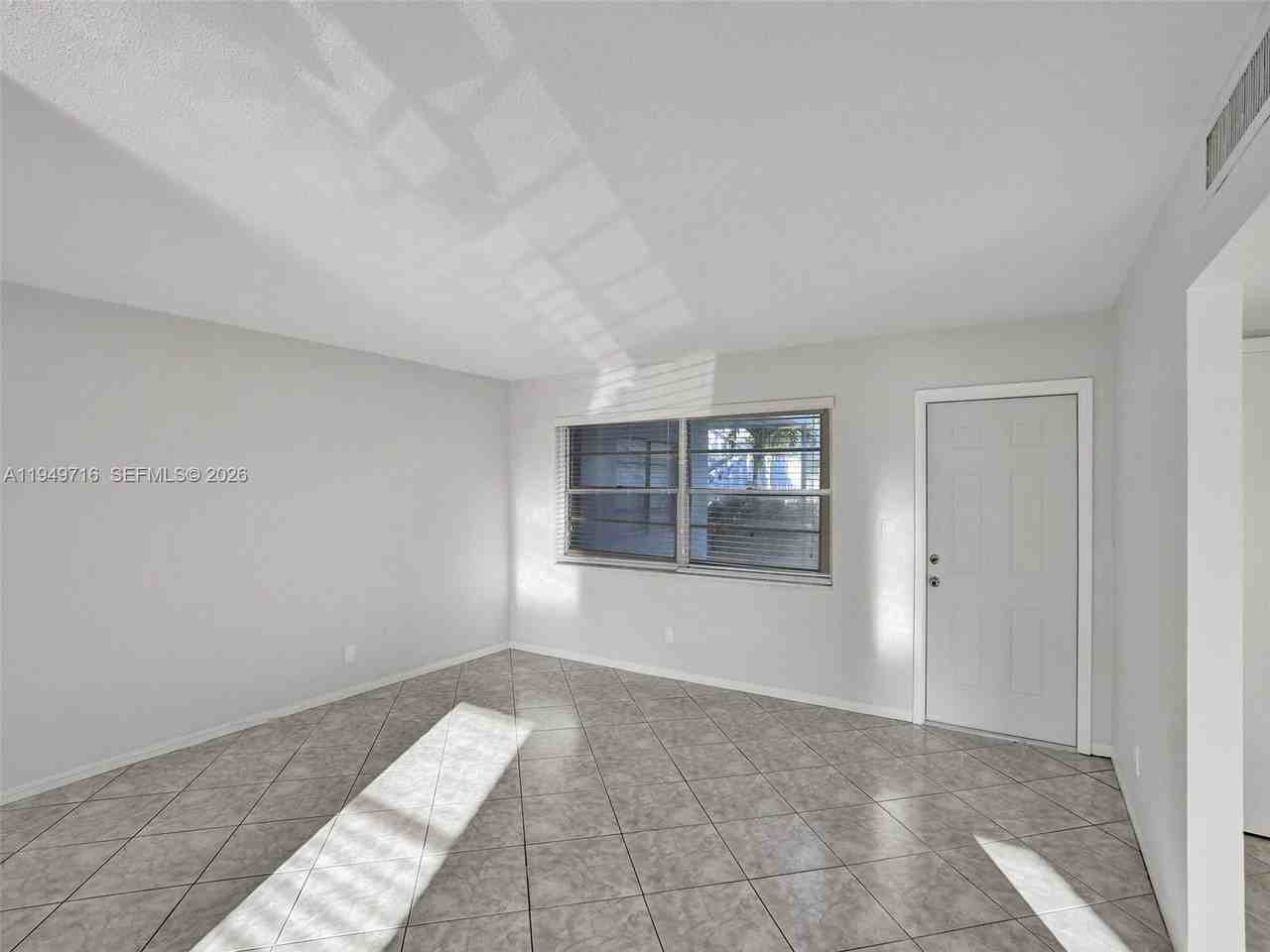 1100 Ne 9th Ave - Photo 4 of 8