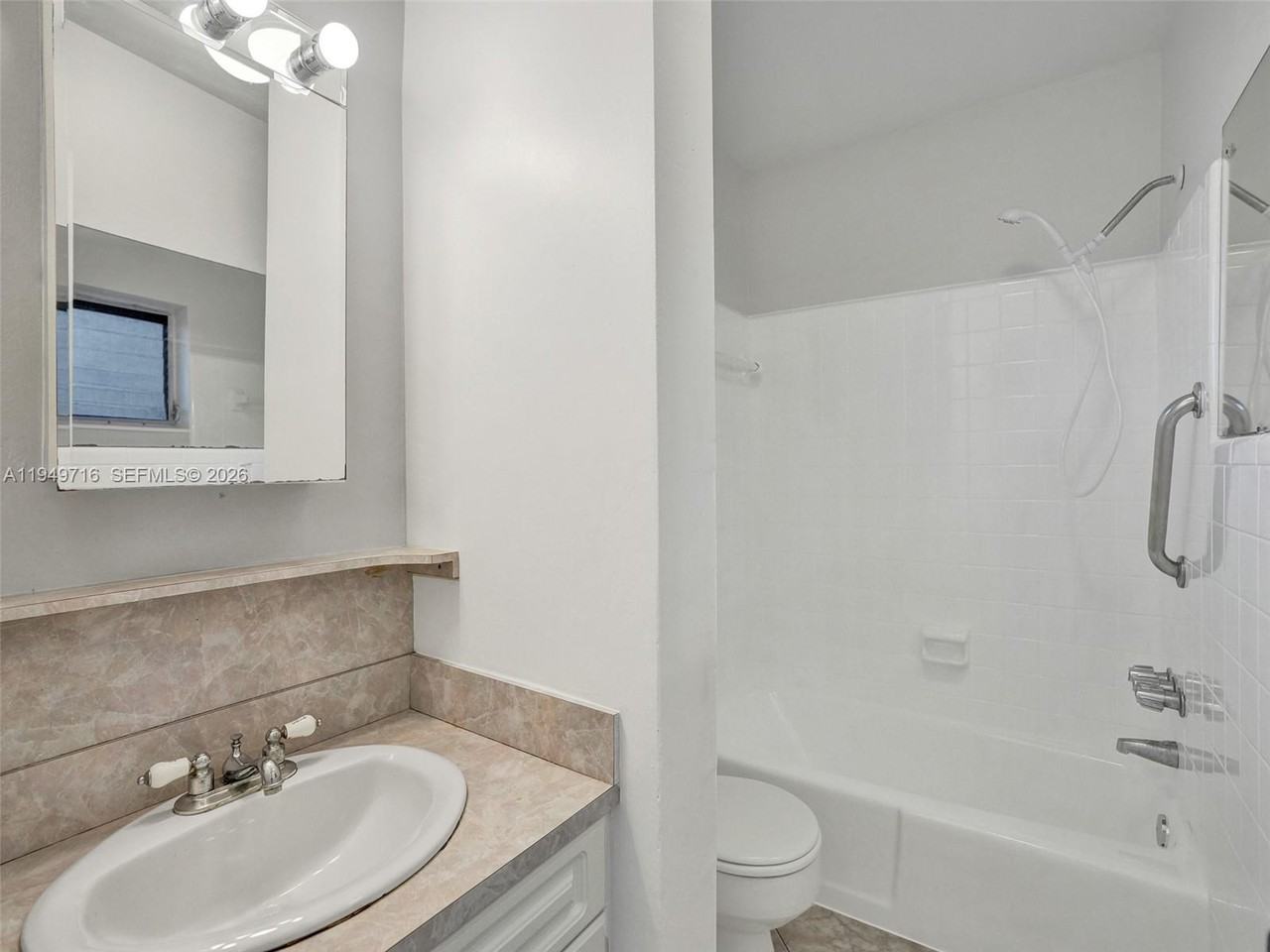 1100 Ne 9th Ave - Photo 5 of 8