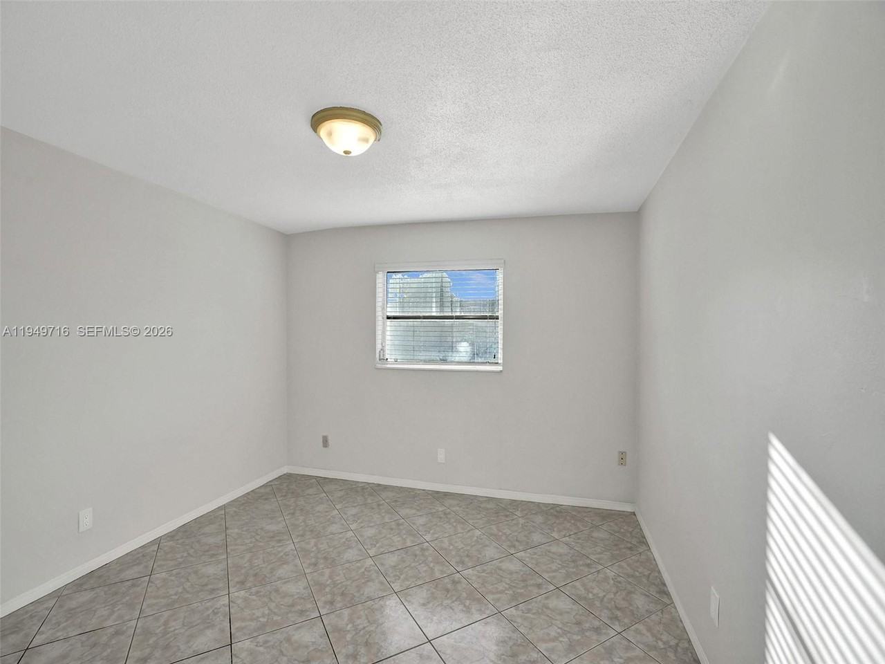 1100 Ne 9th Ave - Photo 6 of 8