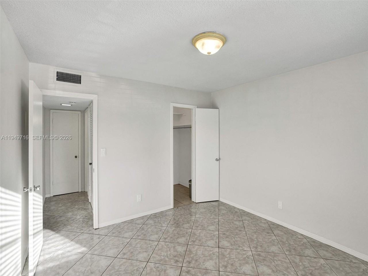 1100 Ne 9th Ave - Photo 7 of 8