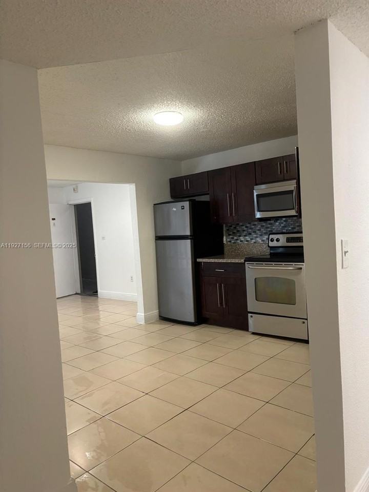811 Ne 14th Pl - Photo 2 of 8