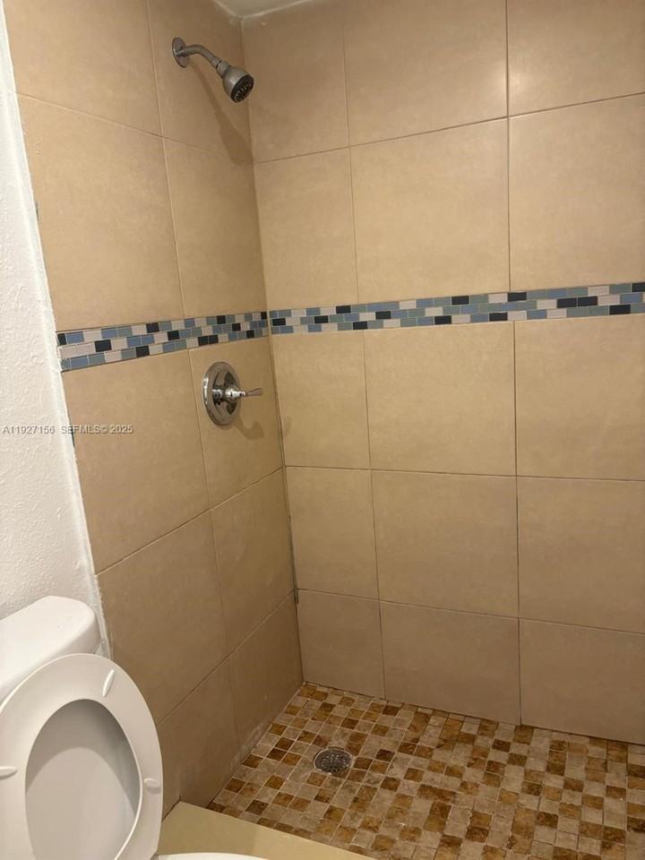 811 Ne 14th Pl - Photo 5 of 8