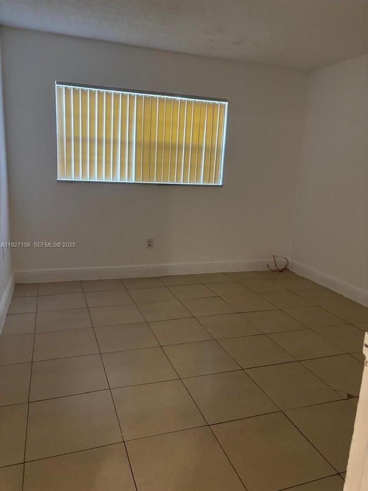 811 Ne 14th Pl - Photo 6 of 8