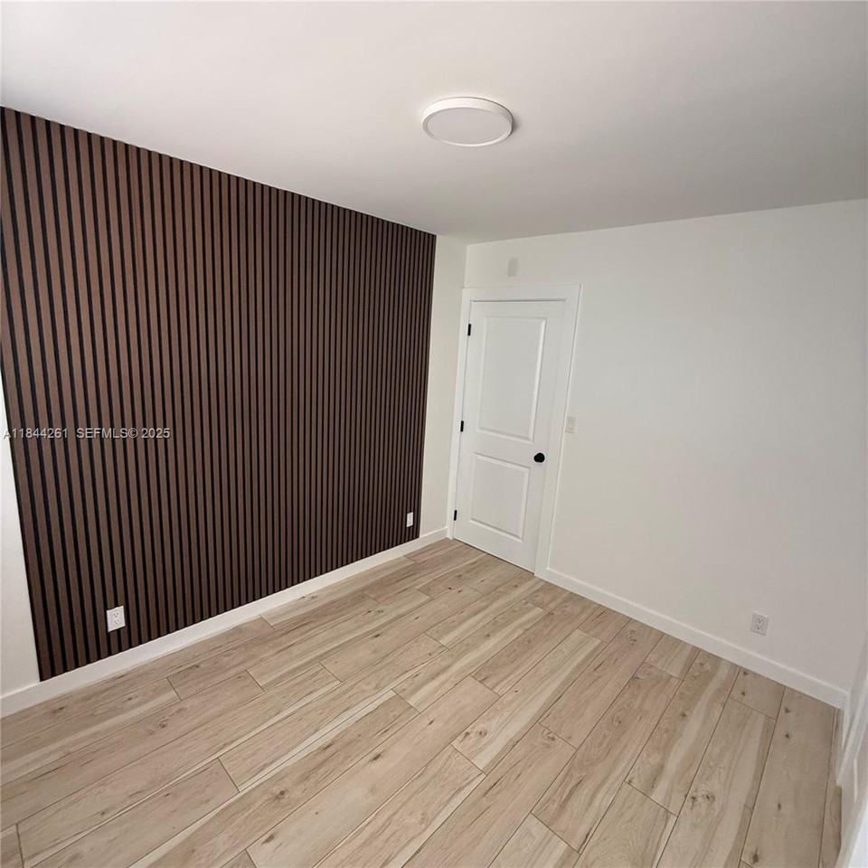 1827 N Dixie Hwy - Photo 4 of 6