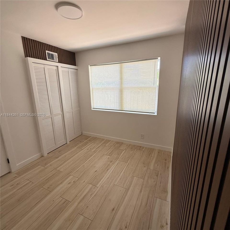 1827 N Dixie Hwy - Photo 5 of 6