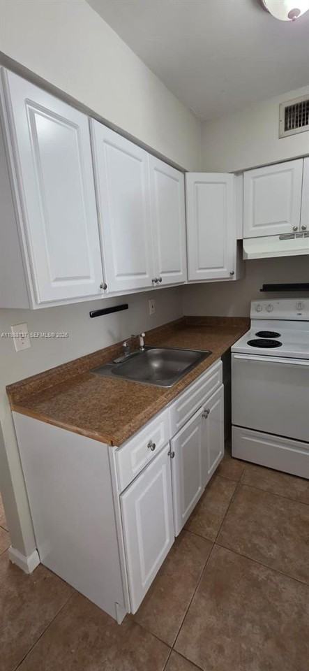 3031 Ne 21st Ter - Photo 2 of 6