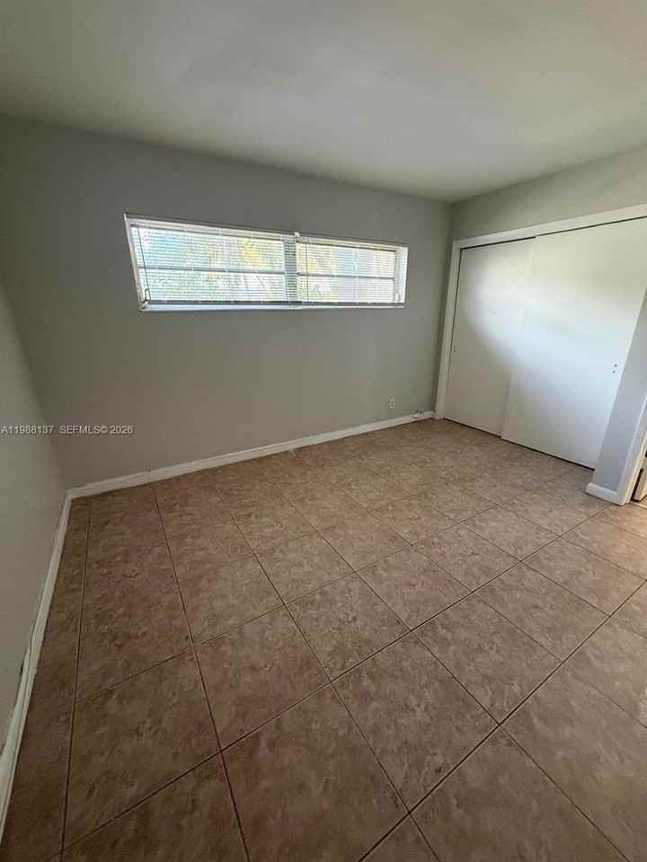 3031 Ne 21st Ter - Photo 5 of 6