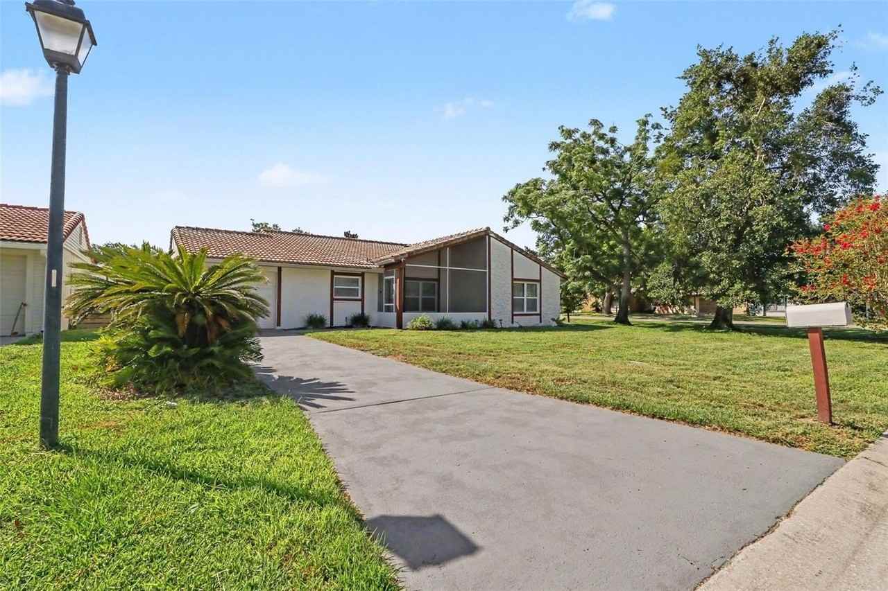 10157 Bluff Ct - Photo 3 of 26