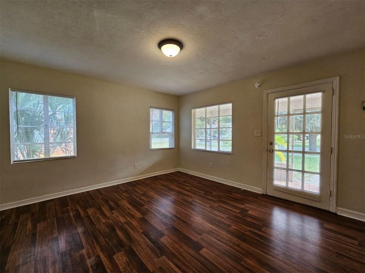 1516 Holly Rd - Photo 4 of 21