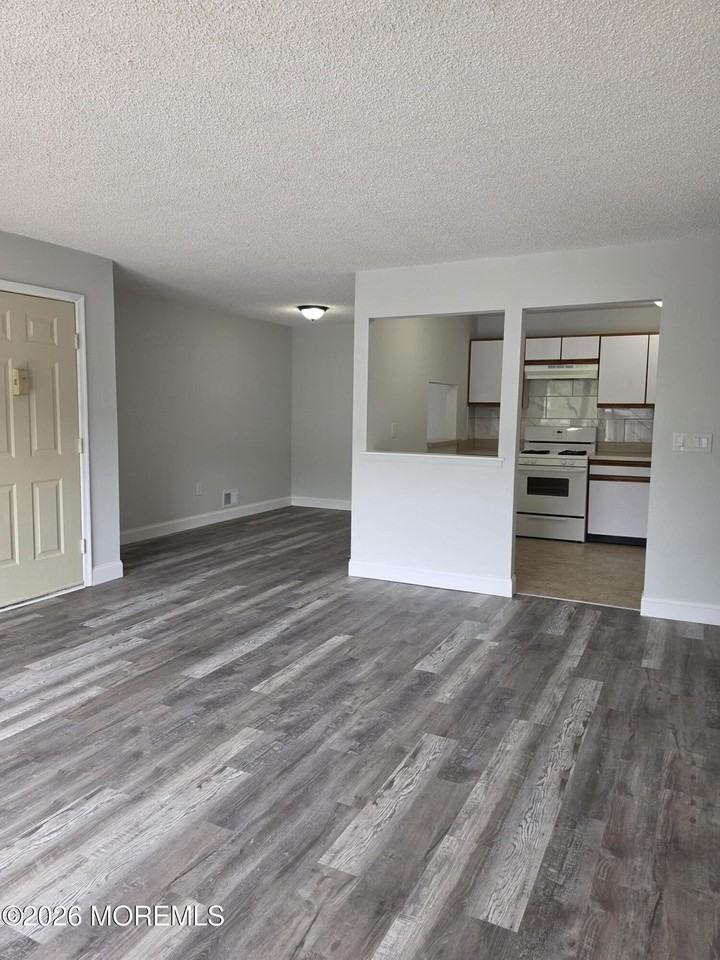 26 Colonial Ct - Photo 2 of 11