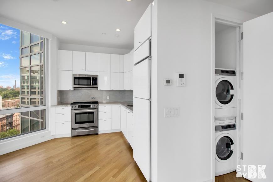 535 Clinton Ave - Photo 4 of 10