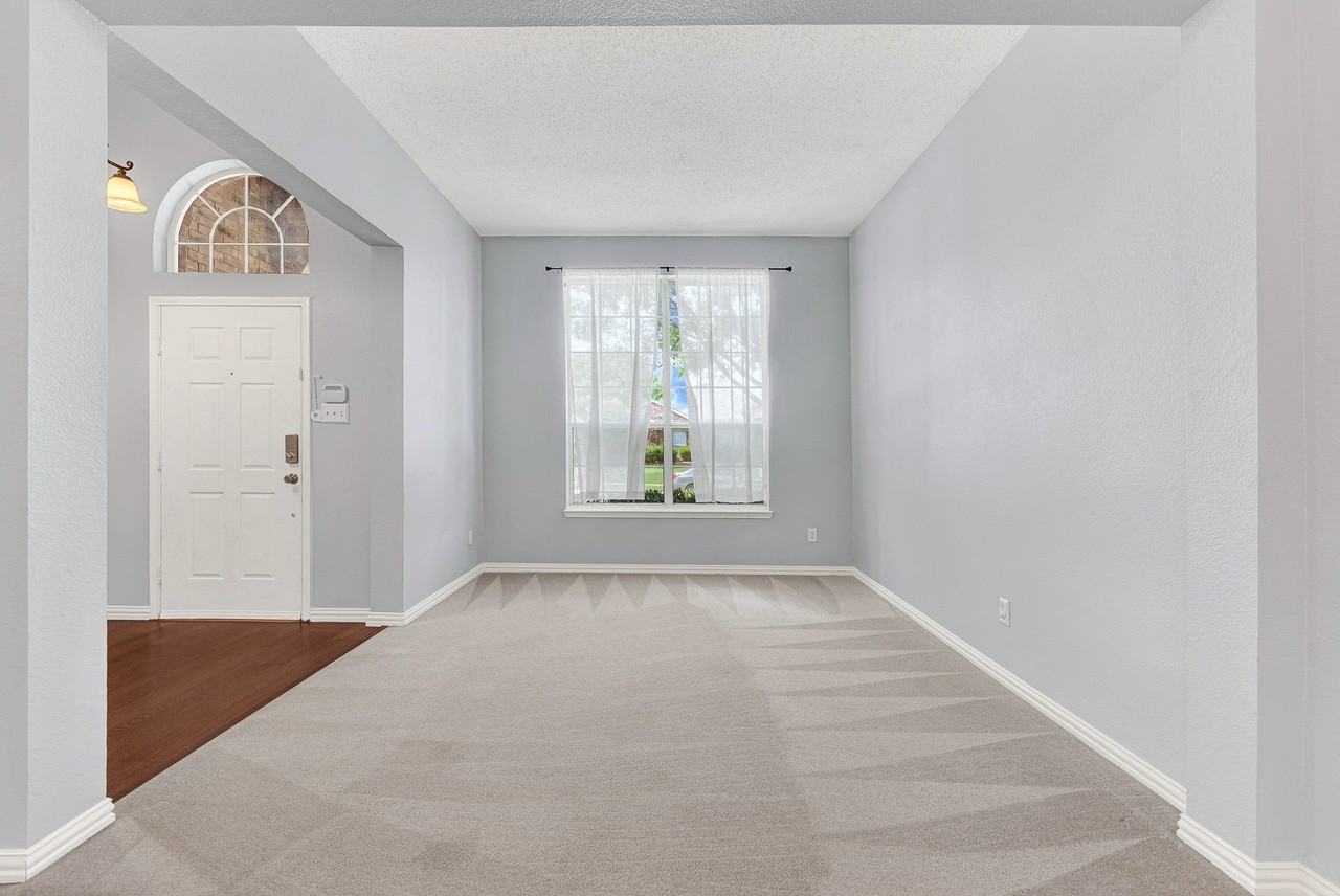 11201 Creekwood Dr - Photo 4 of 19