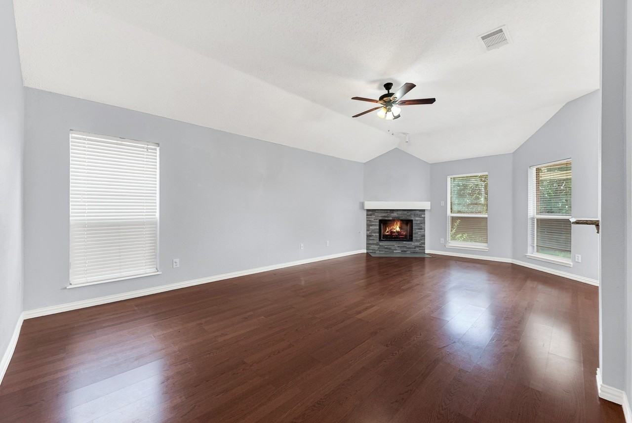 11201 Creekwood Dr - Photo 7 of 19