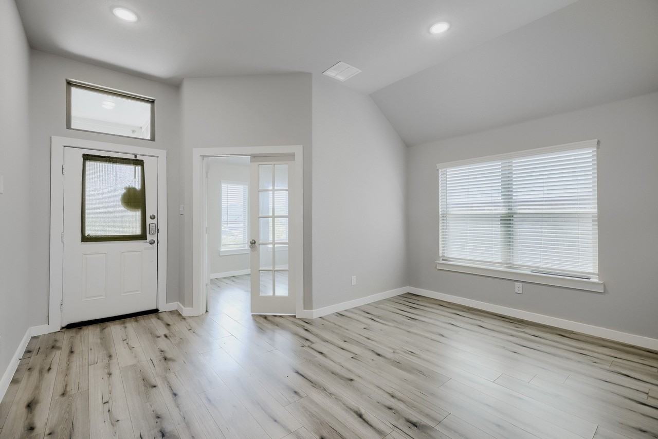 114 Mandarin St - Photo 2 of 11