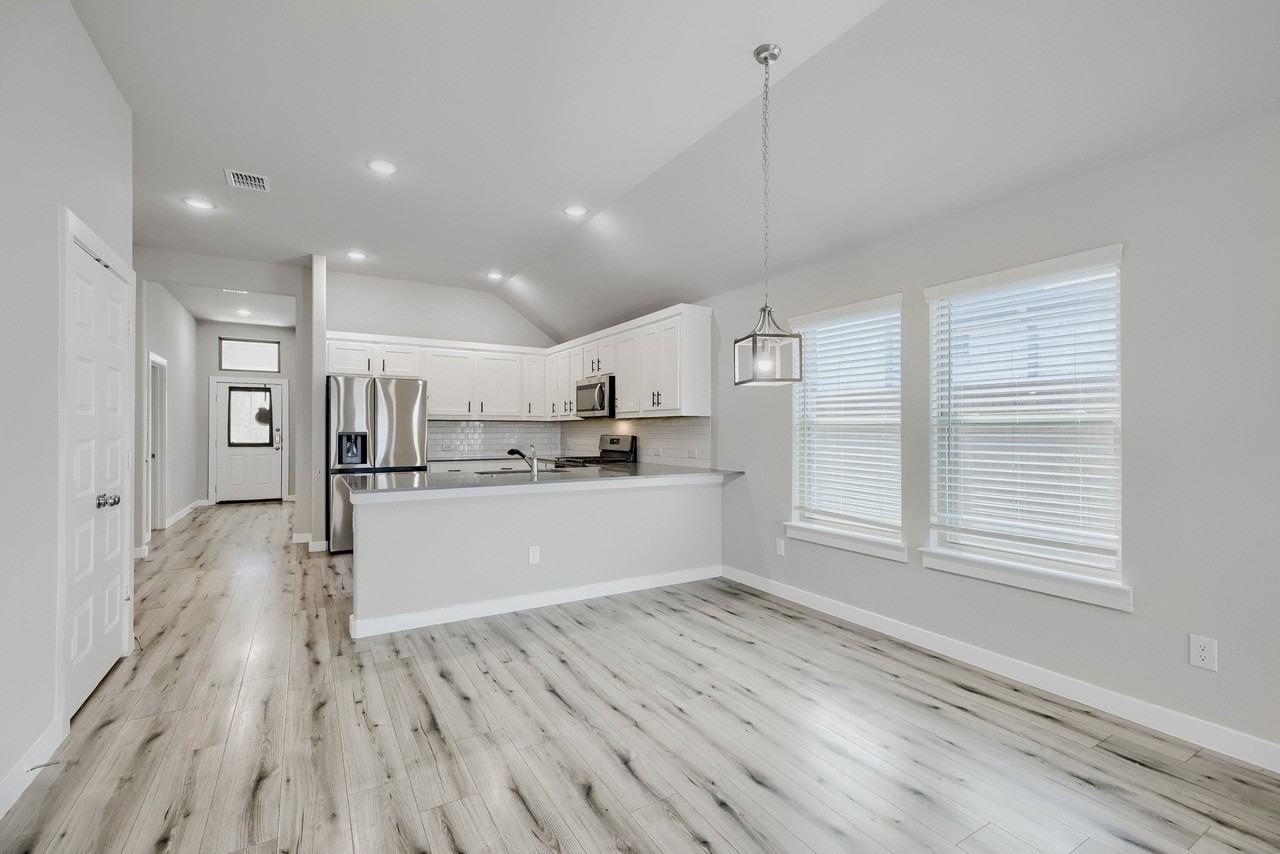 114 Mandarin St - Photo 4 of 11