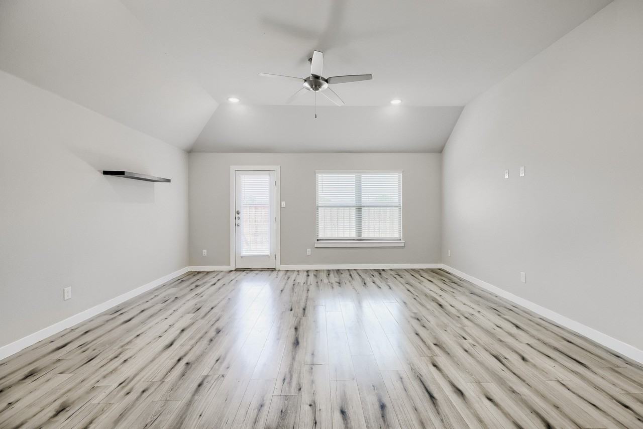 114 Mandarin St - Photo 5 of 11