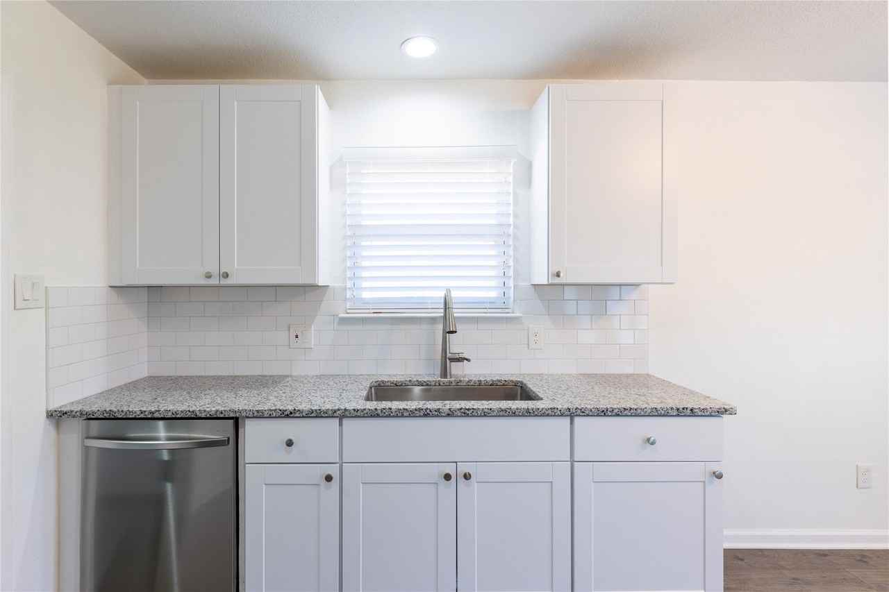 3934 6th St - Photo 4 of 11