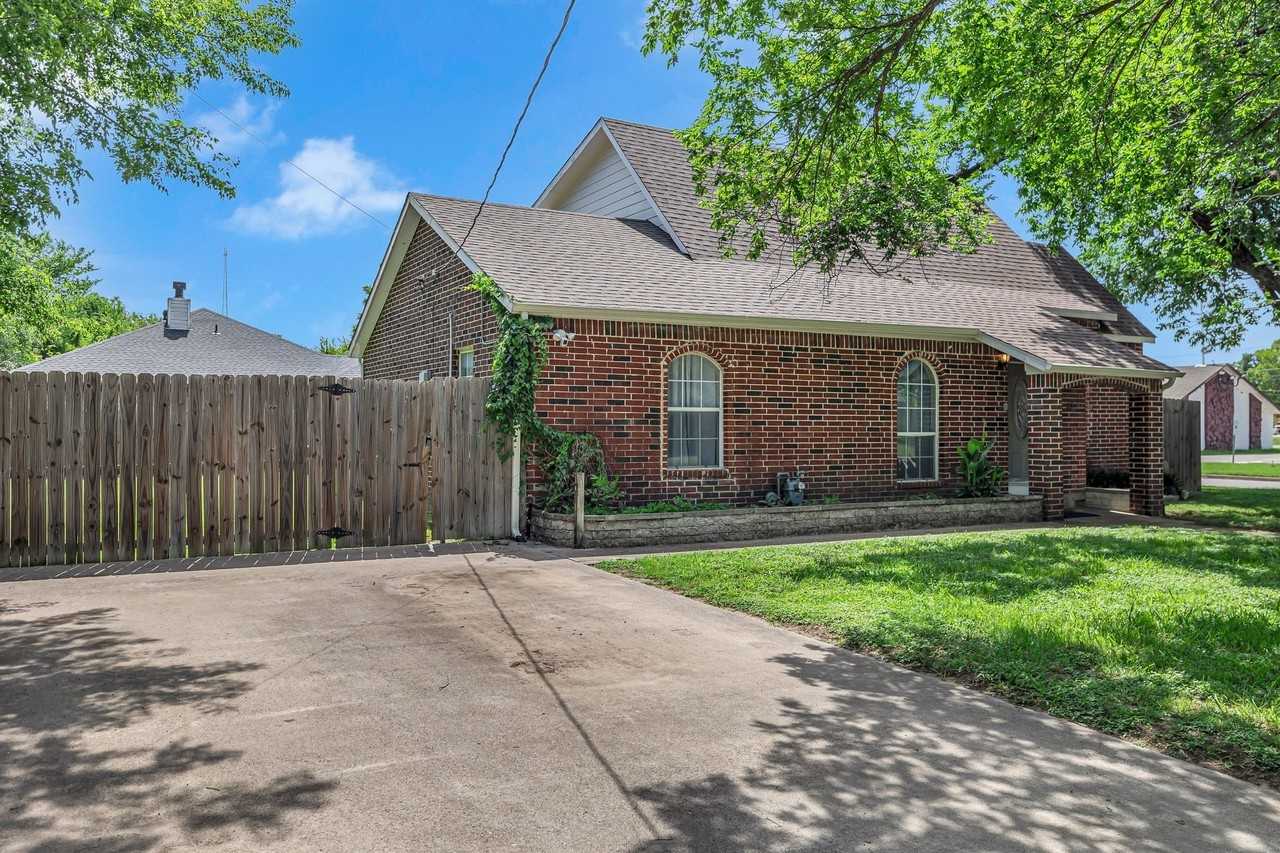 401 Magnolia St - Photo 2 of 30