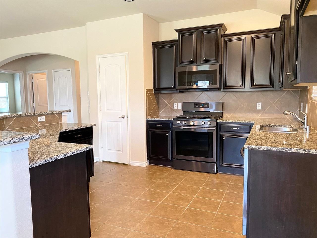 848 Lake Forest Trl - Photo 4 of 16