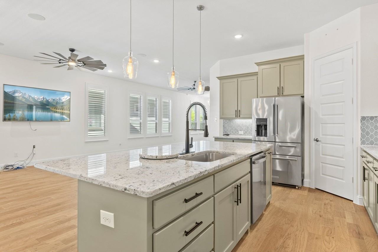 2201 Laguna Dr - Photo 3 of 28