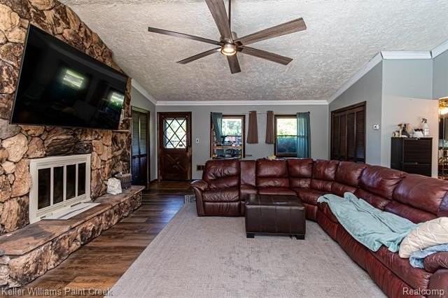 20510 Luna St - Photo 6 of 35