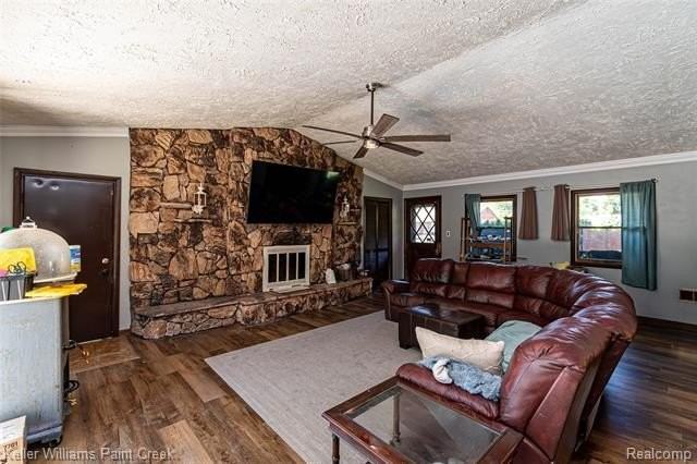 20510 Luna St - Photo 7 of 35