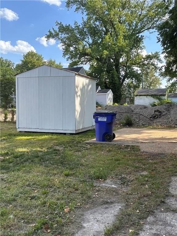 2335 Courtney Ave - Photo 3 of 11