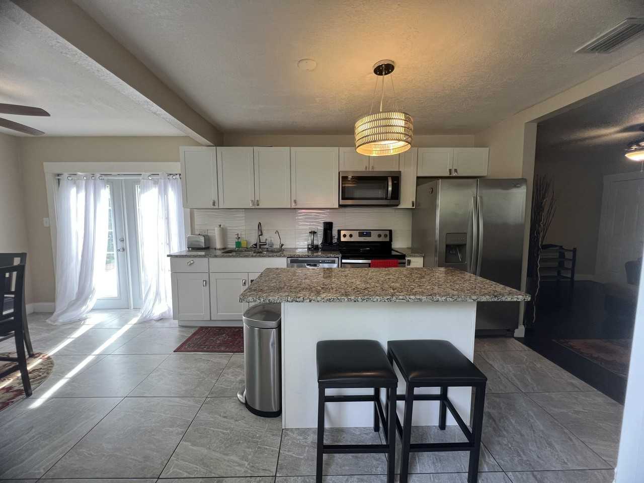 733 Green St - Photo 2 of 15