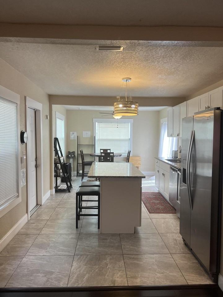 733 Green St - Photo 3 of 15