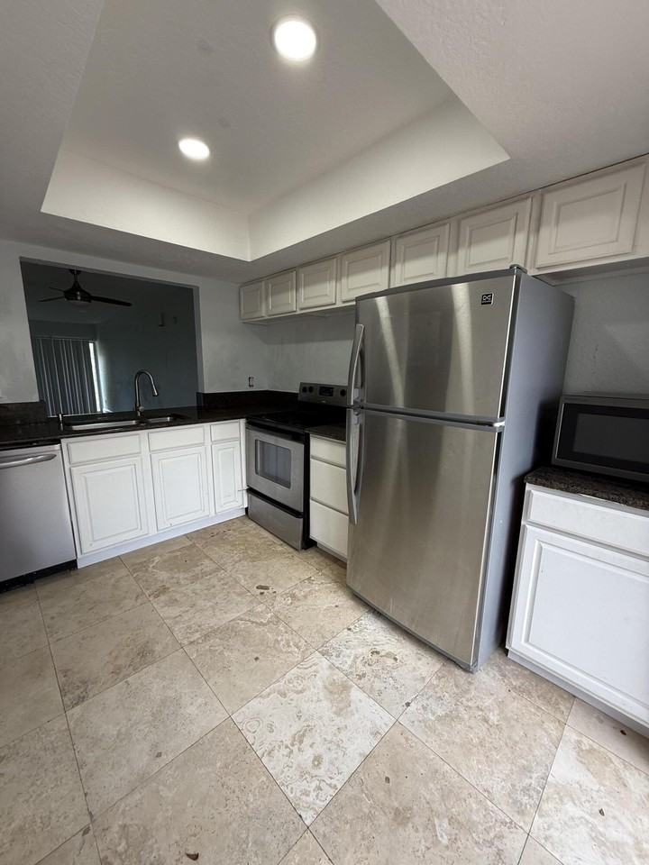9640 Nw 65th St #D10 - Photo 5 of 32