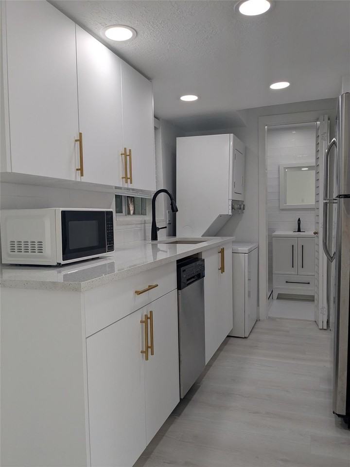 21 Se 11th Ave #1 - Photo 6 of 12