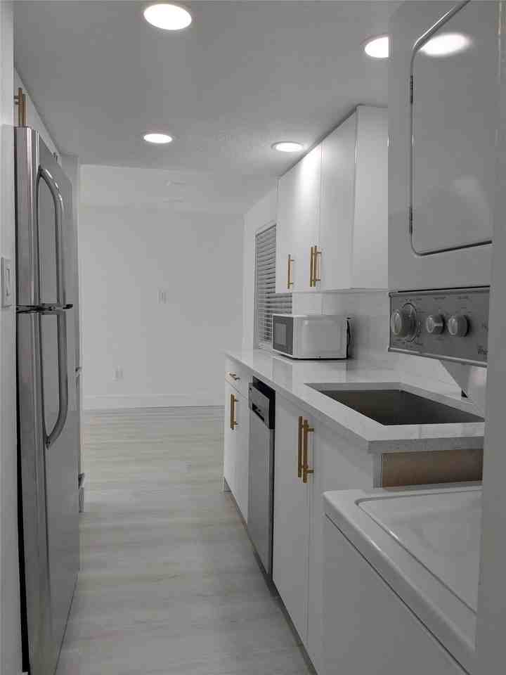 21 Se 11th Ave #1 - Photo 7 of 12