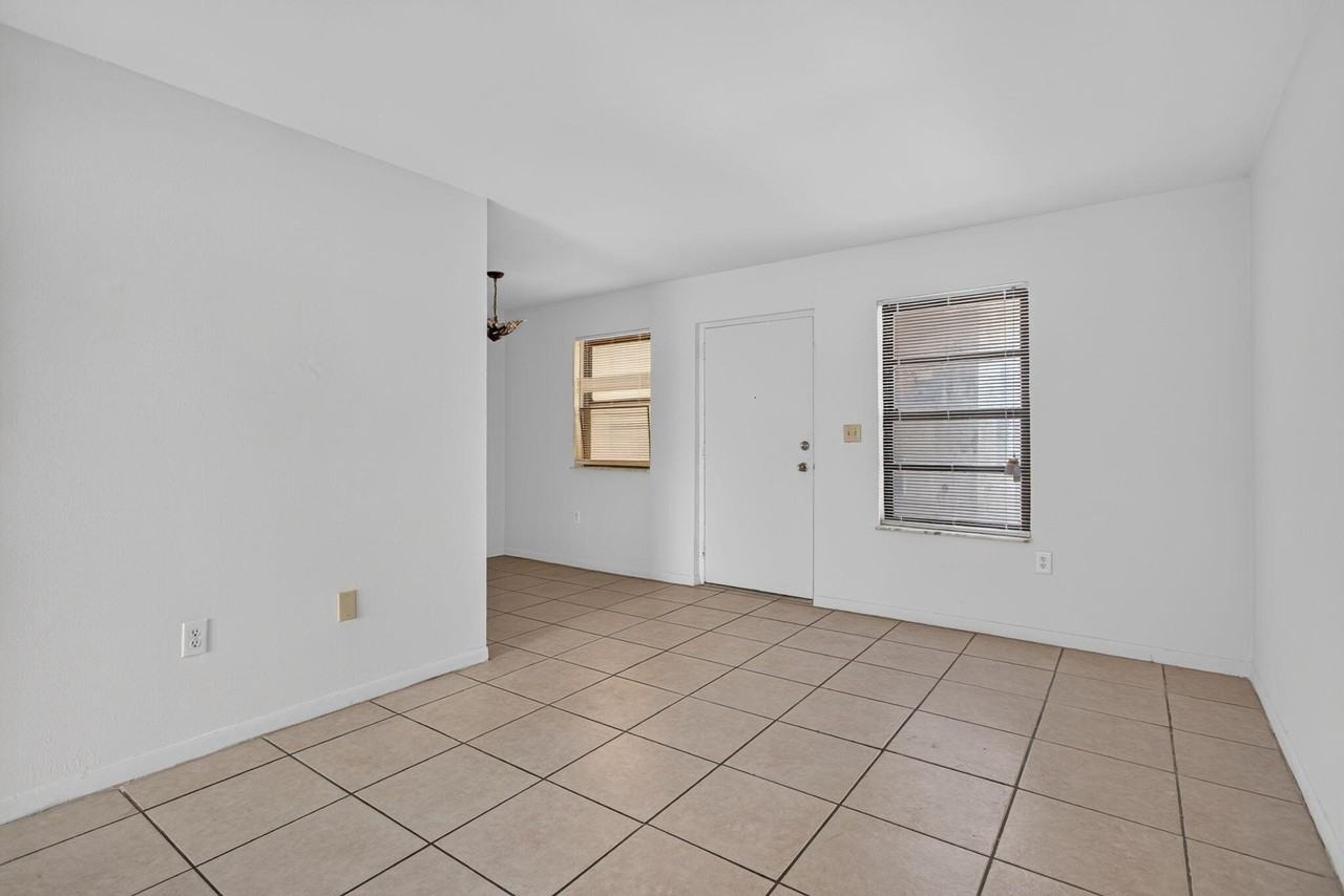 2141 Ne 42nd St #112 - Photo 6 of 15