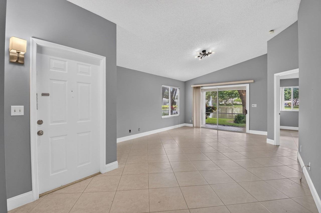 9220 Vineland Ct Apt A - Photo 4 of 36