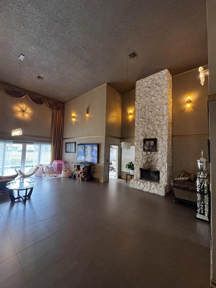 10302 Buena Ventura Dr - Photo 3 of 19