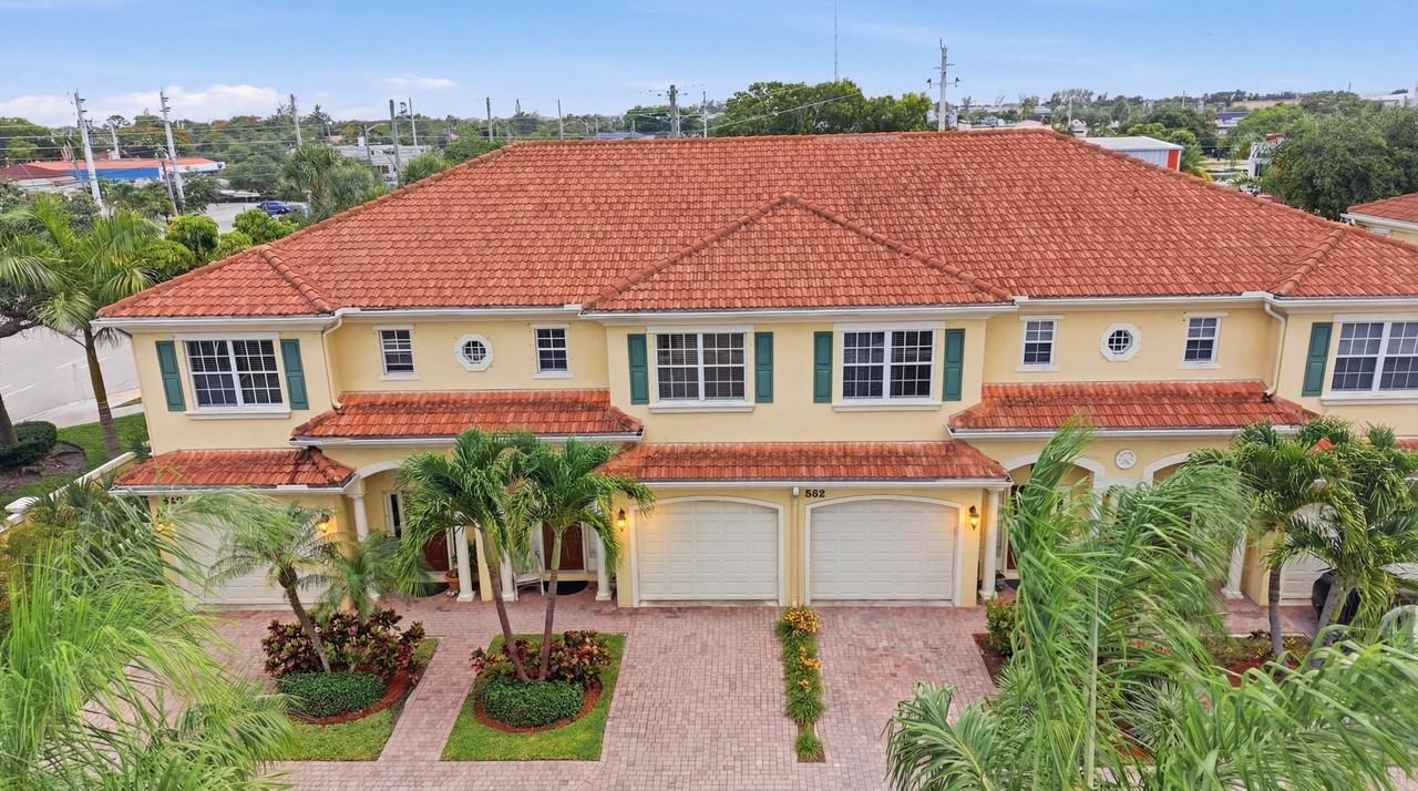 556 Marbella Cir - Photo 2 of 19