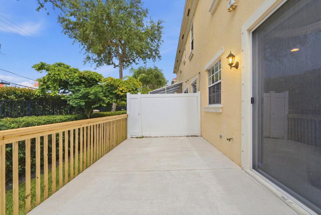 556 Marbella Cir - Photo 3 of 19