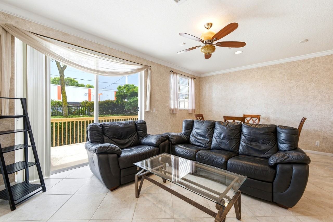 556 Marbella Cir - Photo 4 of 19