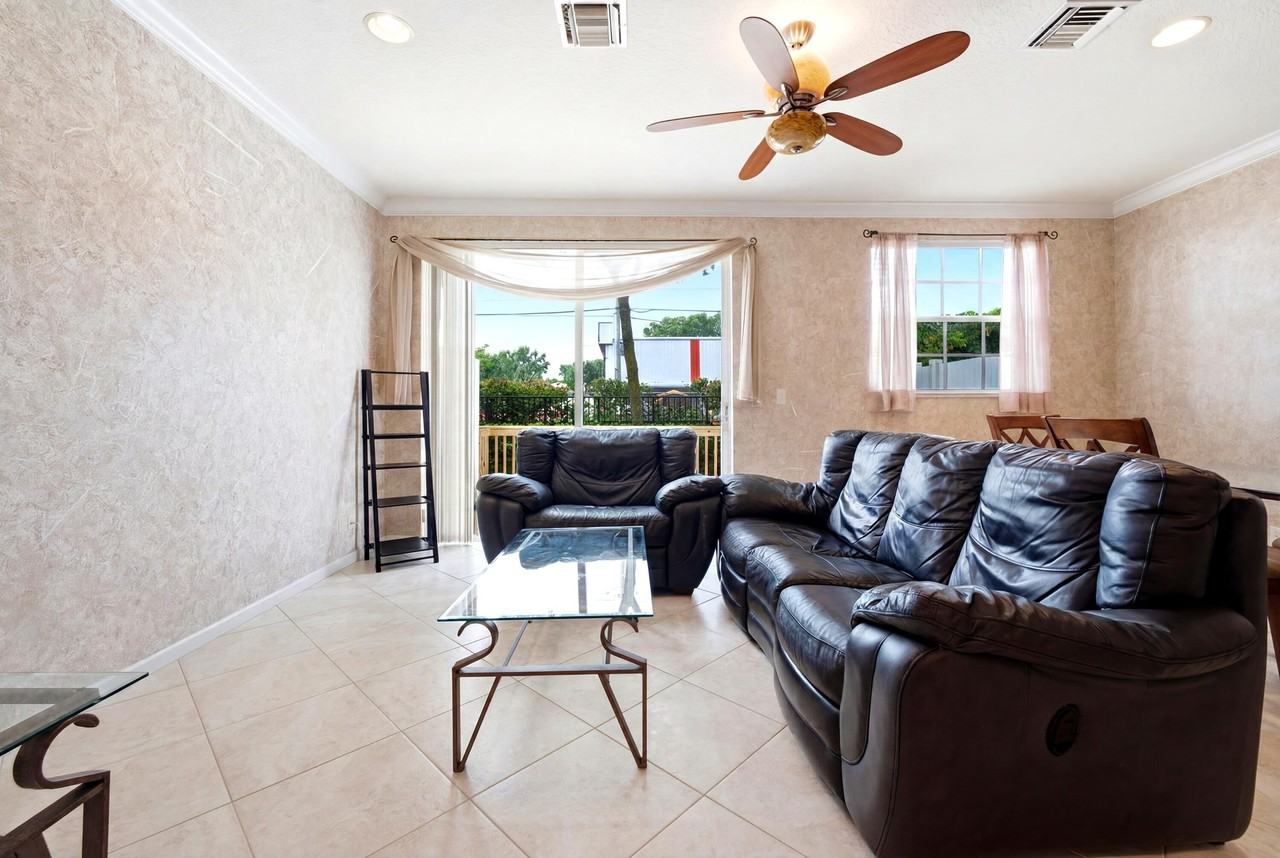 556 Marbella Cir - Photo 5 of 19