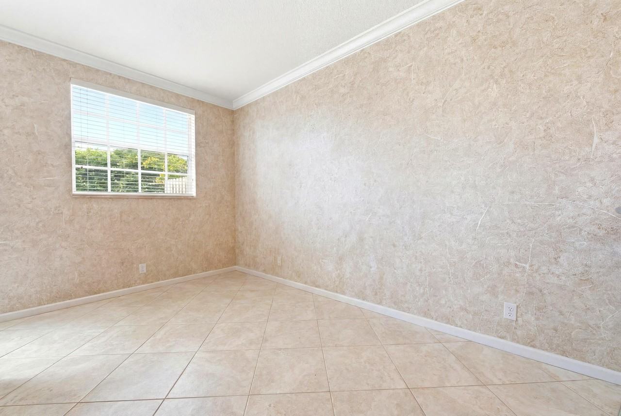 556 Marbella Cir - Photo 7 of 19