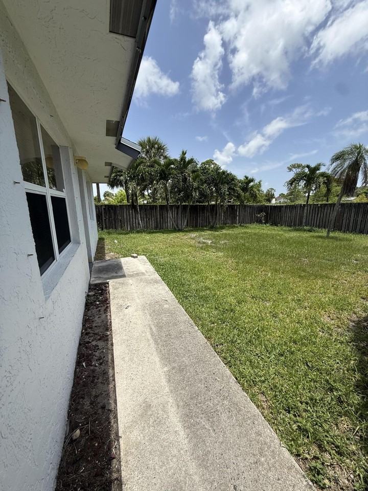 3961 Park Ln #B - Photo 2 of 10