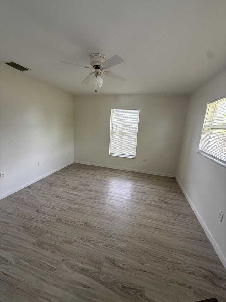 3961 Park Ln #B - Photo 5 of 10