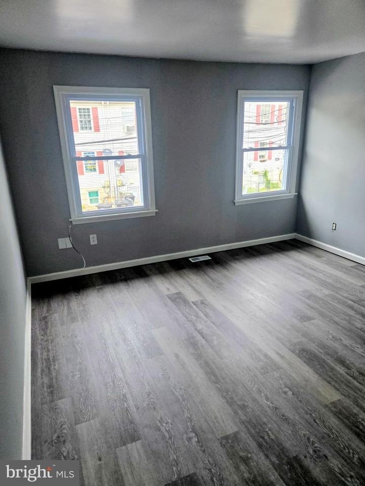 868 Coates St - Photo 4 of 7