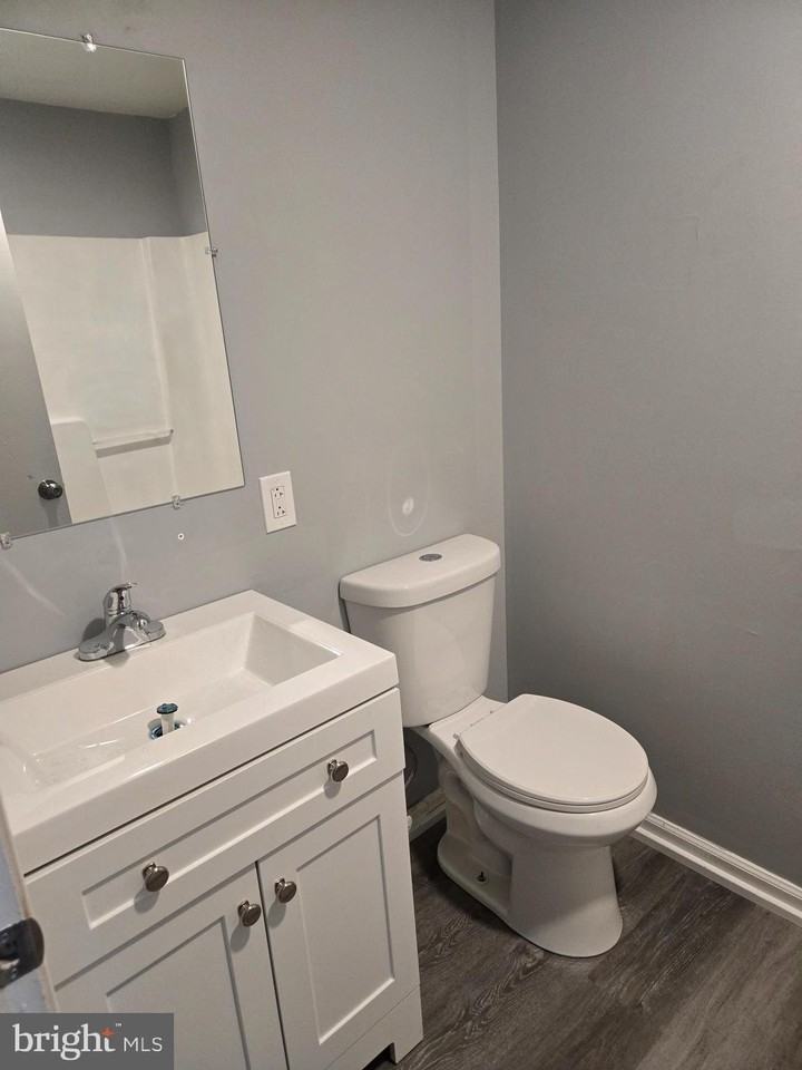 868 Coates St - Photo 6 of 7