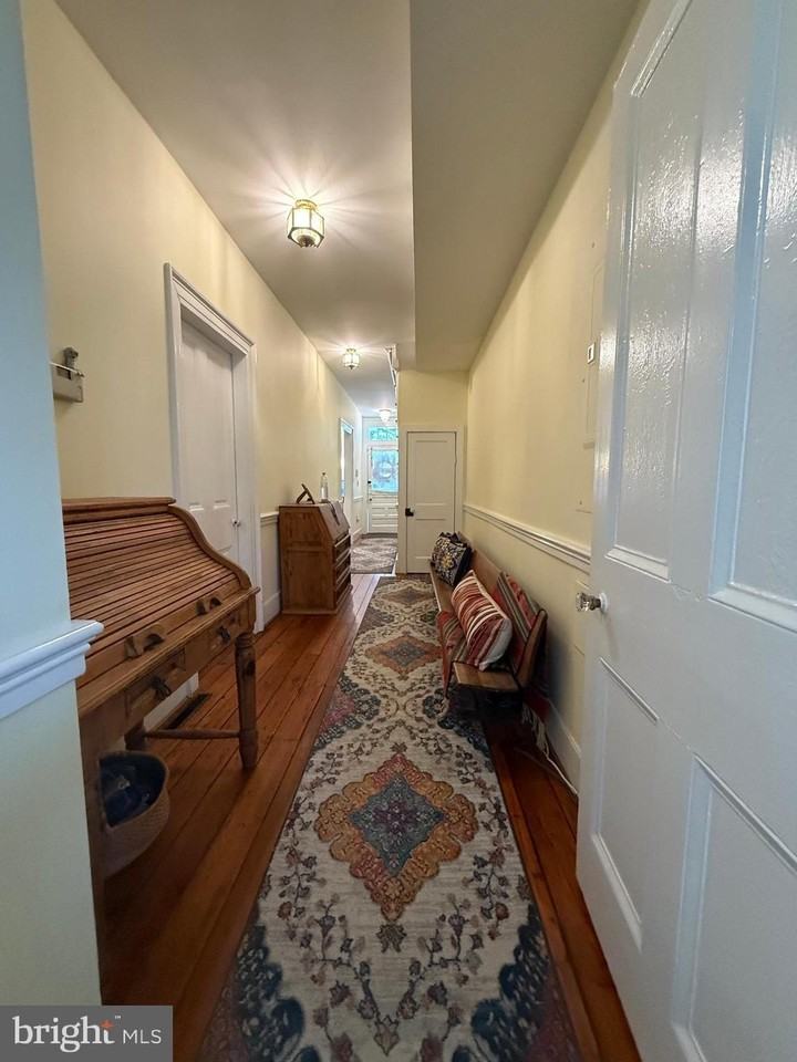 1102 Prince Edward St - Photo 6 of 31